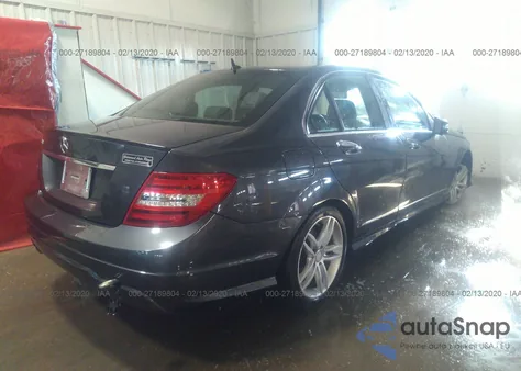 2013 Mercedes-Benz C-Class C 250 z USA, uszkodzony, nr VIN WDDGF4HBXDR263663